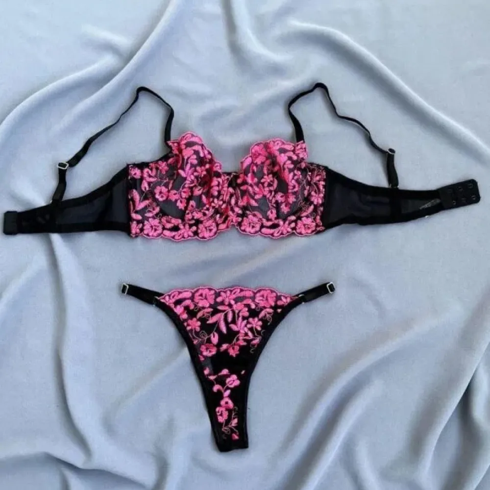 Scarlet Rose Lingerie Set Scarlet Rose Lingerie Set